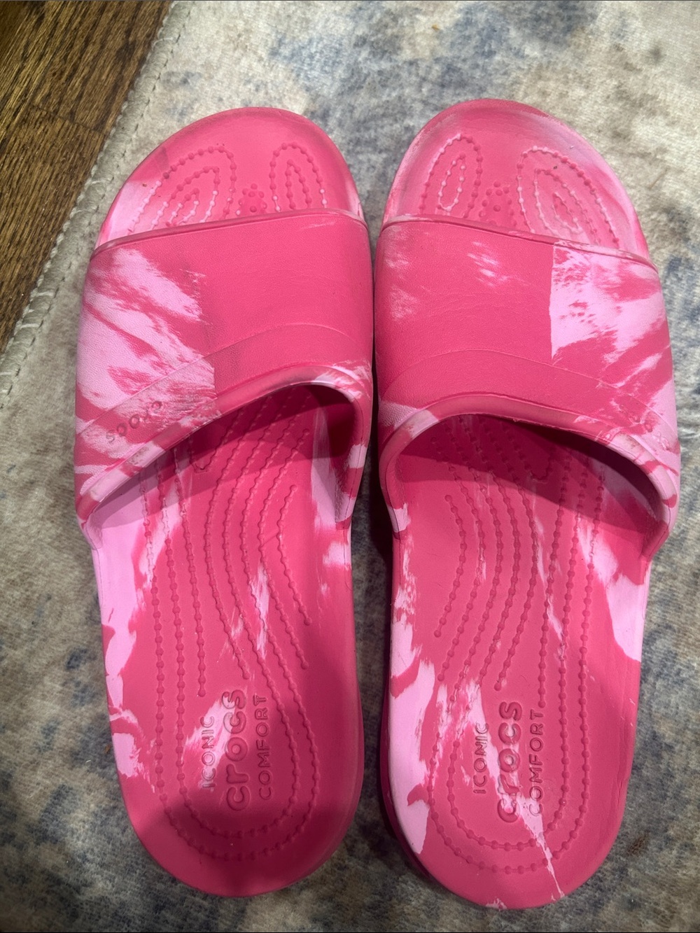CROCS J6 CLASSIC PINK MARBLE SLIDES (Pre Owned)